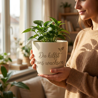 Personalisierter Blumentopf mit Gravur — Geschenk Familienhelfer Danke — im Wohnambiente