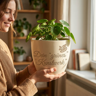 Blumentopf mit Gravur „Dein grünes Kunstwerk“ — Geschenk Kuratorin — im Wohnambiente