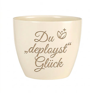 Personalisierter Blumentopf mit Gravur — Geschenk DevOps Engineer Abschied — Detailansicht der Lasergravur