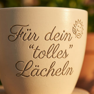Personalisierter Blumentopf mit Gravur — Geschenk Kassiererin Dankeschön — Detailaufnahme
