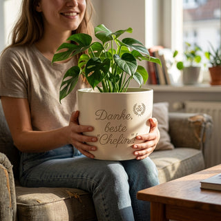 Blumentopf mit Gravur „Danke, beste Chefin!“ — Geschenk für Teamleiterin — im Wohnambiente