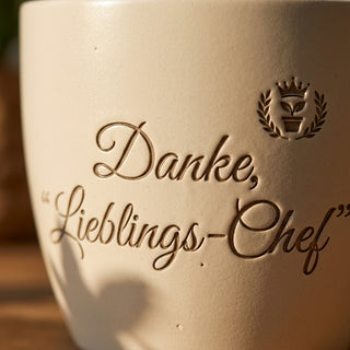Personalisierter Blumentopf mit Gravur — Geschenk Restaurantleiter Abschied — Detailaufnahme