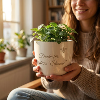Personalisierter Blumentopf mit Gravur — Danke Geschenk für Moderatorin — im Wohnambiente