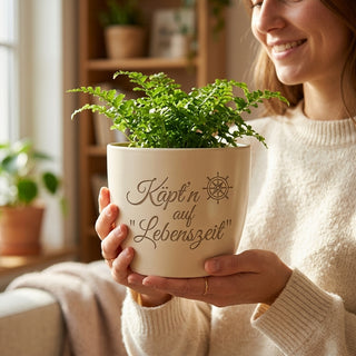 Personalisierter Blumentopf mit Gravur — Geschenk Schiffskapitän Abschied — im Wohnambiente