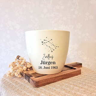 Beiger Blumentopf mit Zwillinge-Sternbild und Gravur "Zwilling Jürgen 18. Juni 1963".