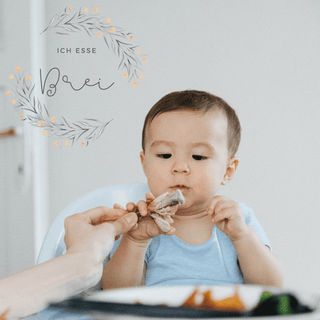 Baby isst Brei. Meilensteinkarte "Ich esse Brei" von Naturmacher. Babys erstes Jahr.