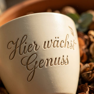 Geschenk Sommelière – Blumentopf mit individueller Gravur: Hier wächst Genuss — Detailaufnahme
