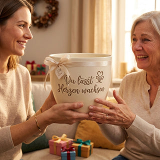 Blumentopf mit Gravur 'Du lässt Herzen wachsen' — Geschenk für Sozialarbeiterin — als persoenliche Geschenk-Uebergabe