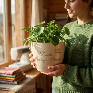 Personalisierter Blumentopf — Danke Geschenk für Änderungsschneiderin & Näherin — im Wohnambiente