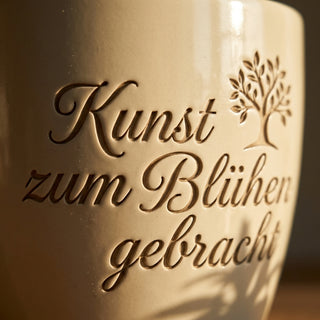 Personalisierter Blumentopf mit Gravur — Geschenk Restauratorin Abschied — Detailaufnahme