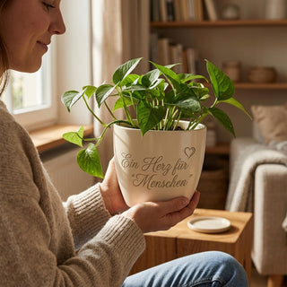 Personalisierter Blumentopf mit Gravur — Geschenk Seniorenbetreuerin Dankeschön — im Wohnambiente