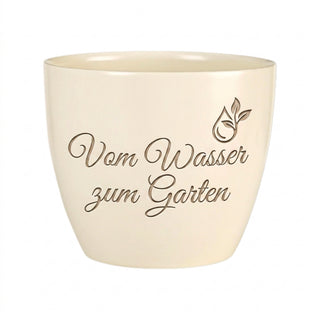Personalisierter Blumentopf mit Gravur — Geschenk Fischwirt zur Pensionierung — Detailansicht der Lasergravur