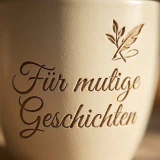 Personalisierter Blumentopf mit Gravur — Geschenk für Journalistin — Detailaufnahme