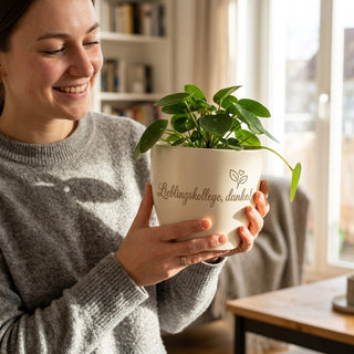 Personalisierter Blumentopf mit Gravur — Geschenk Lieblingskollege Danke — im Wohnambiente