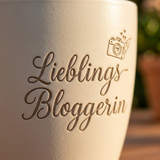 Personalisierter Blumentopf mit Gravur — Geschenk Bloggerin & Content Creator — Detailaufnahme