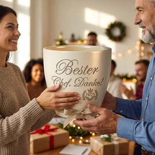 Personalisierter Blumentopf mit Gravur — Geschenk für den besten Chef — als persoenliche Geschenk-Uebergabe