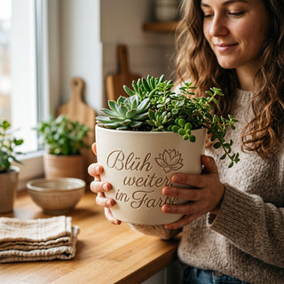 Personalisierter Blumentopf mit Gravur — Geschenk für Malerin — im Wohnambiente
