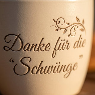 Personalisierter Blumentopf mit Gravur — Geschenk Ski Lehrer zum Saisonende — Detailaufnahme