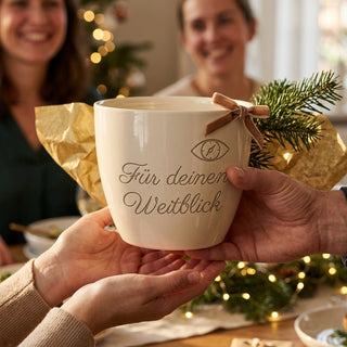 Blumentopf mit Gravur 'Für deinen Weitblick' — Geschenk Gymnasiallehrer — als persoenliche Geschenk-Uebergabe