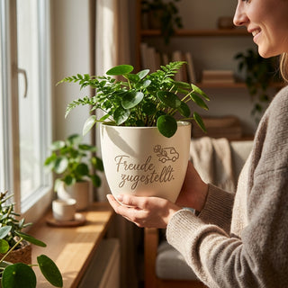 Personalisierter Blumentopf mit Gravur — Geschenk Kurierfahrer Dankeschön — im Wohnambiente