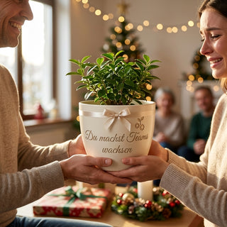 Personalisierter Blumentopf mit Gravur — Geschenk HR Managerin Abschied — als persoenliche Geschenk-Uebergabe