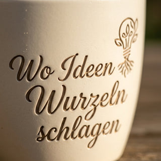 Personalisierter Blumentopf mit Gravur — Geschenk Maschinenbauingenieur — Detailaufnahme