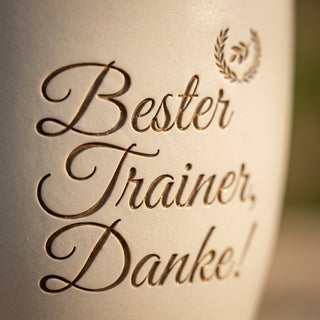 Personalisierter Blumentopf mit Gravur — Geschenk Handballtrainer — Detailaufnahme