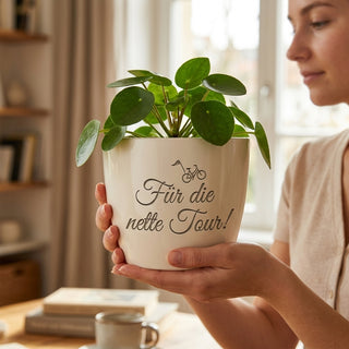 Persönliches Geschenk für den Postboten – Blumentopf mit Gravur — im Wohnambiente