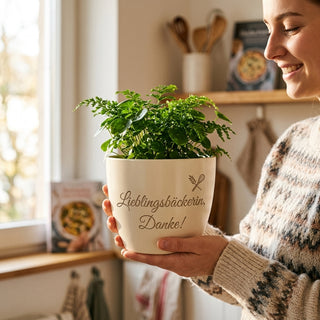 Persönliches Geschenk für die Bäckerin – Blumentopf mit Gravur Lieblingsbäckerin — im Wohnambiente