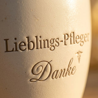 Personalisierter Blumentopf mit Gravur — Geschenk Krankenpfleger Danke — Detailaufnahme