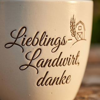 Personalisierter Blumentopf mit Gravur — Geschenk Landwirtschaftsmeister — Detailaufnahme