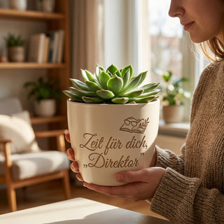 Personalisierter Blumentopf mit Gravur — Geschenk Hoteldirektor — im Wohnambiente