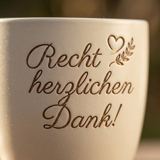 Personalisierter Blumentopf mit Gravur — Dankeschön Geschenk Notarin — Detailaufnahme