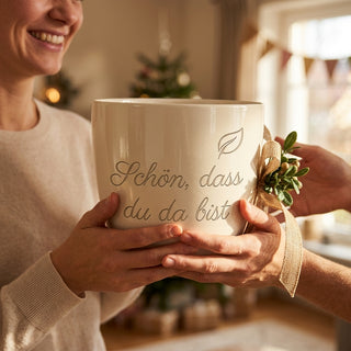 Personalisierter Blumentopf mit Gravur — Dankeschön Geschenk Haushälterin — als persoenliche Geschenk-Uebergabe