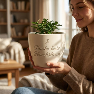 Personalisierter Blumentopf mit Gravur — Danke Geschenk Haushälterin — im Wohnambiente