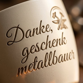 Einzigartiger Blumentopf mit Gravur für Metallbauer – Danke — Detailaufnahme