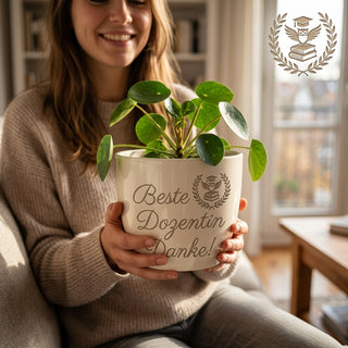 Personalisierter Blumentopf mit Gravur — Geschenk Dozentin Abschied Dankeschön — im Wohnambiente