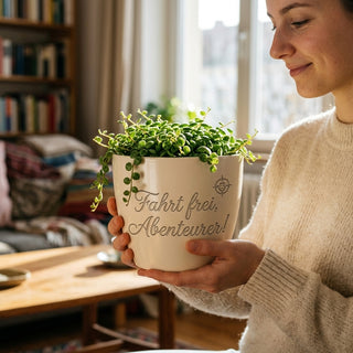 Personalisierter Blumentopf mit Gravur — Führerschein Geschenk für junge Fahrer — im Wohnambiente