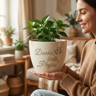 Personalisierter Blumentopf mit Gravur — Danke Geschenk für Physiotherapeutin — im Wohnambiente