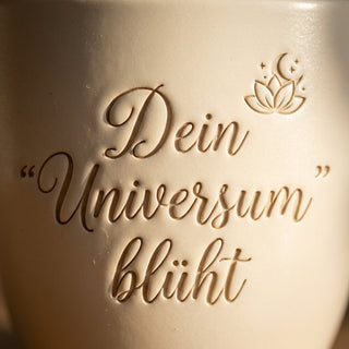 Personalisierter Blumentopf mit Gravur — Geschenk Astronomin Sternenliebe — nahaufnahme