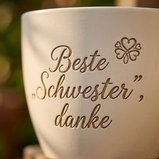 Personalisierter Blumentopf mit Gravur — Geschenk für die Schwester — Detailaufnahme