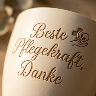 Personalisierter Blumentopf mit Gravur — Geschenk Krankenschwester Dankeschön — Detailaufnahme