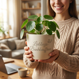 Personalisierter Blumentopf mit Gravur — Geschenk Bankkauffrau Abschied — im Wohnambiente