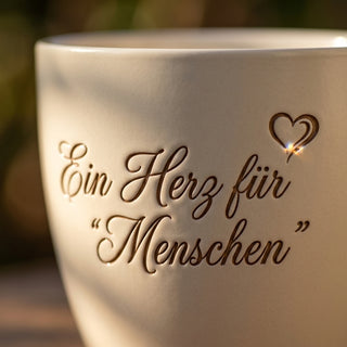 Personalisierter Blumentopf mit Gravur — Geschenk Seniorenbetreuerin Dankeschön — Detailaufnahme