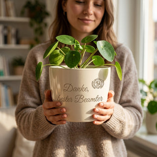 Personalisierter Blumentopf mit Gravur — Geschenk Beamter Abschied & Dank — im Wohnambiente