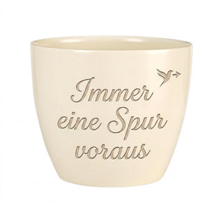 Personalisierter Blumentopf mit Gravur — Geschenk für Marathonläufer — Detailansicht der Lasergravur