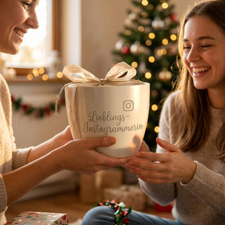 Personalisierter Blumentopf mit Gravur — Geschenk Instagrammerin — als persoenliche Geschenk-Uebergabe