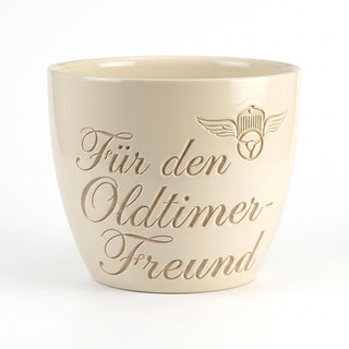 Personalisierter Blumentopf mit Gravur — Geschenk für Oldtimer-Freunde — Detailansicht der Lasergravur