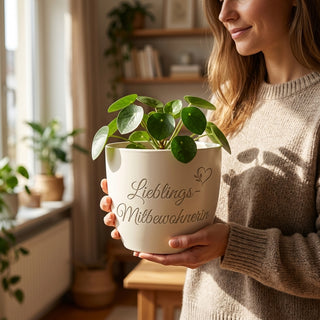 Personalisierter Blumentopf mit Gravur — Geschenk Mitbewohnerin — im Wohnambiente
