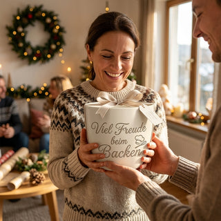 Persönliches Geschenk für Bäckerin – Gravur: Viel Freude beim Backen — als persoenliche Geschenk-Uebergabe